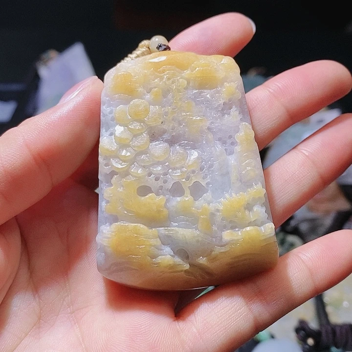 翡翠未镶嵌颈饰一个