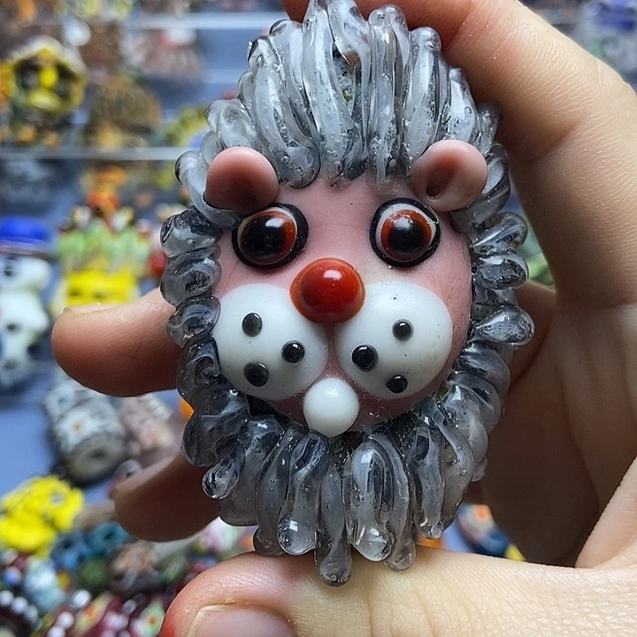 颈饰琉璃大狮子一个