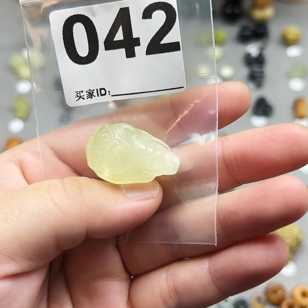 杨***咪蛇纹石玉未镶嵌配珠