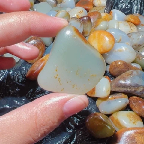 颈饰未镶嵌和田玉（糖玉）21克