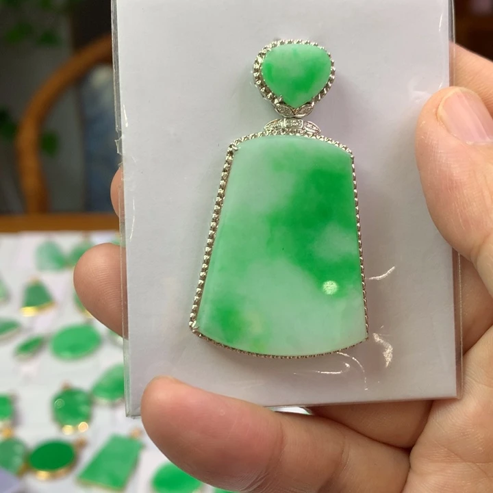 翡翠18K金镶嵌颈饰翡翠吊坠