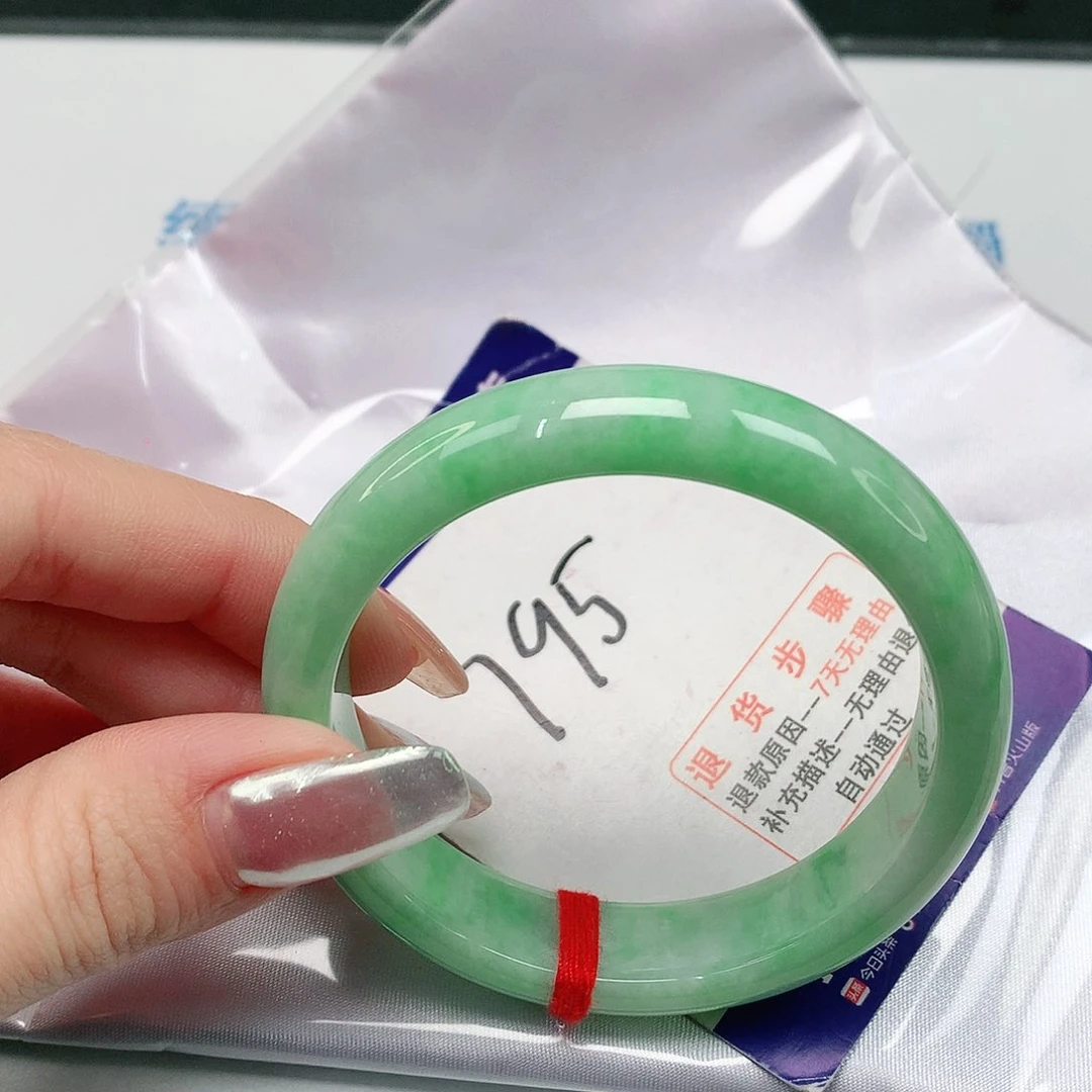 翡翠手镯未镶嵌翡翠手镯