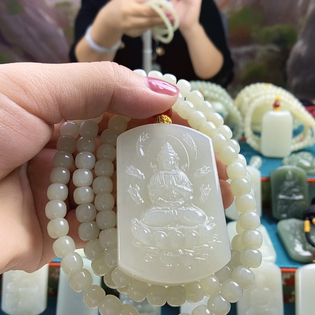 和田玉未镶嵌颈饰属鼠佩戴