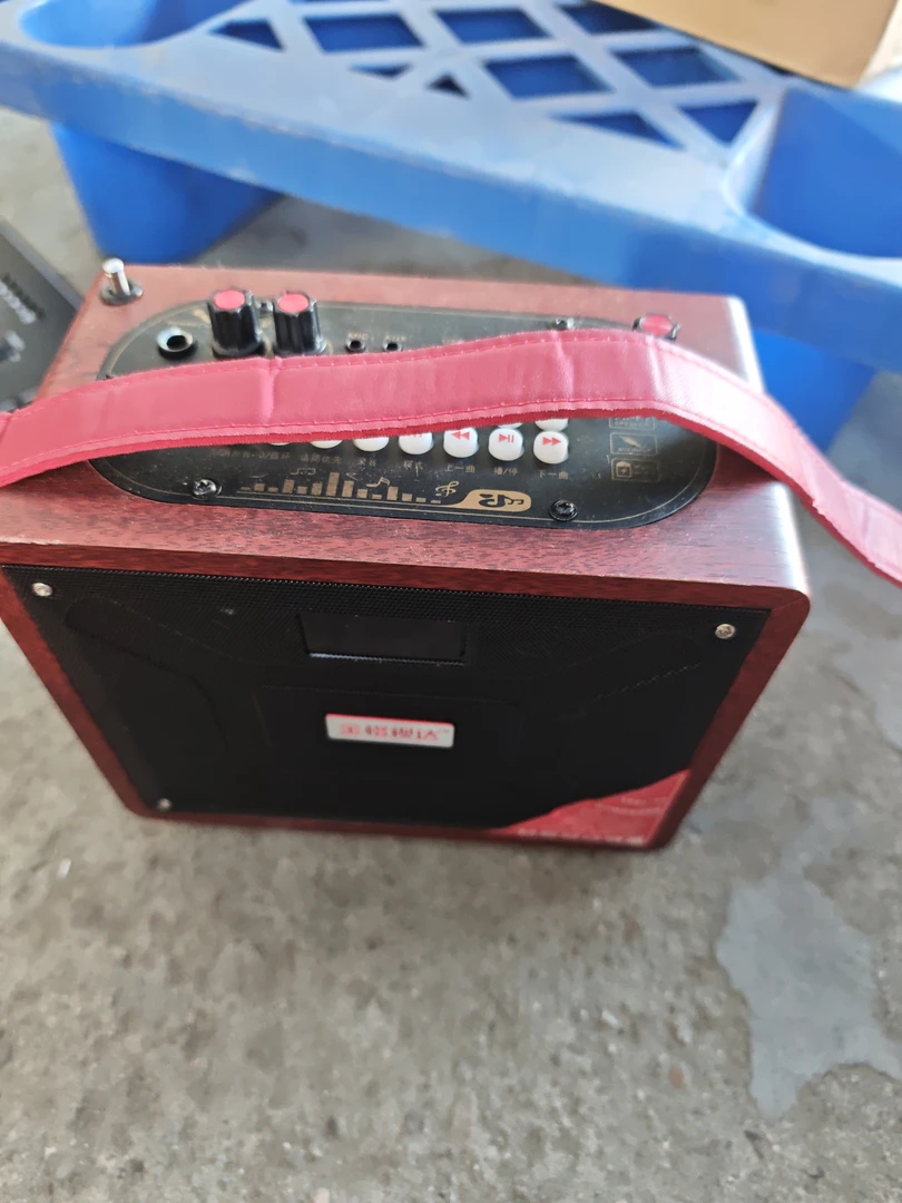 8新  小音箱一个的价格，没有配件，不包好坏。箱体有晃动。