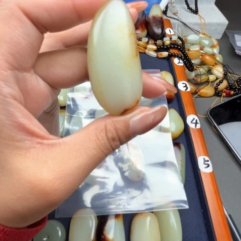 和田玉颈饰未镶嵌多**？