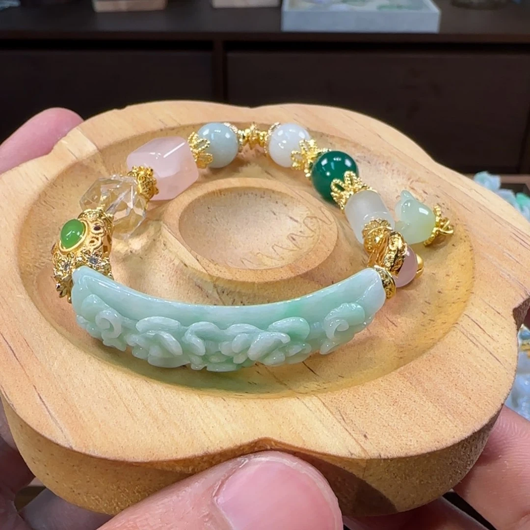 翡翠未镶嵌颈饰爱****甜手牌