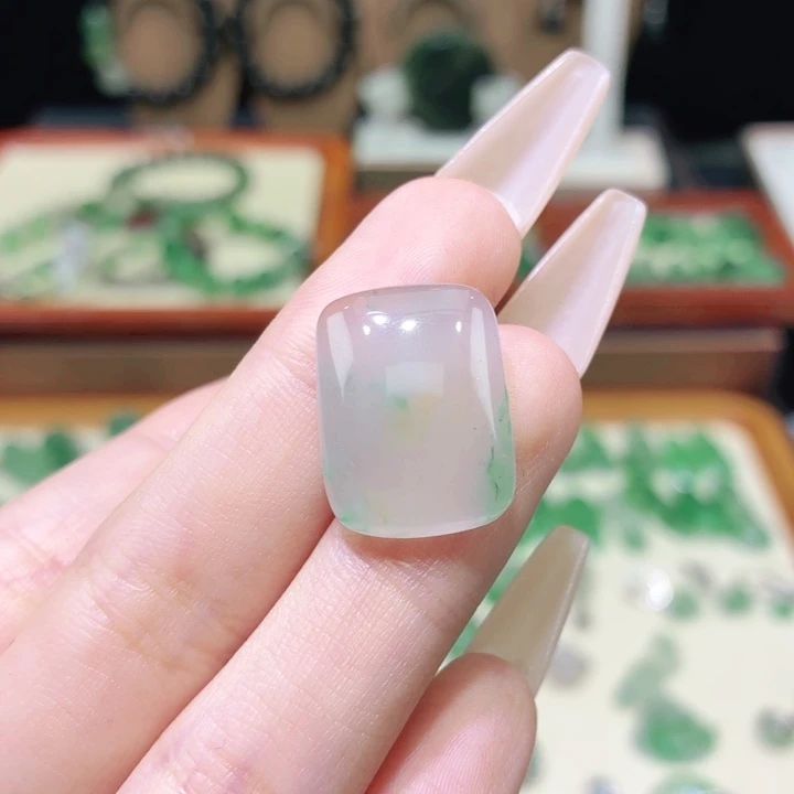 石英质玉（非洲翠）未镶嵌颈饰