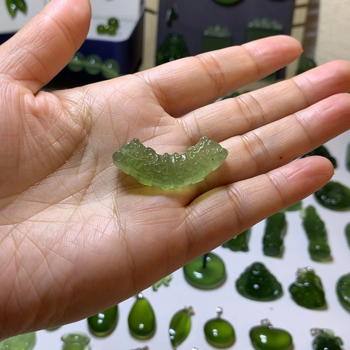 岫玉未镶嵌颈饰吊坠