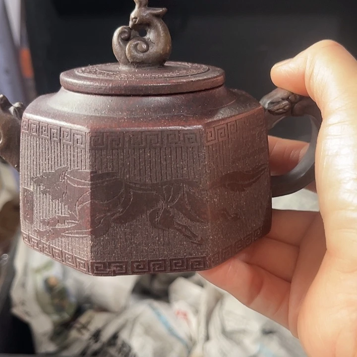 茶壶紫砂原矿泥料手工制作的一把紫砂壶。