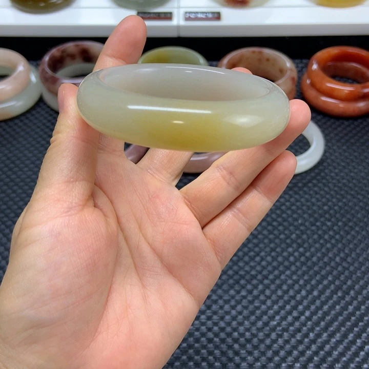 未镶嵌手镯石英质玉