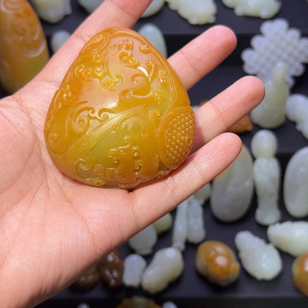 天***路和田玉未镶嵌颈饰