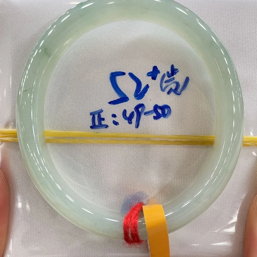 翡翠手镯未镶嵌翡翠手镯