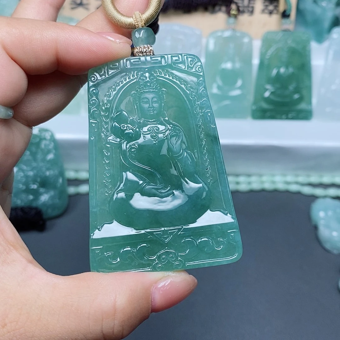 小***米翡翠未镶嵌颈饰8000