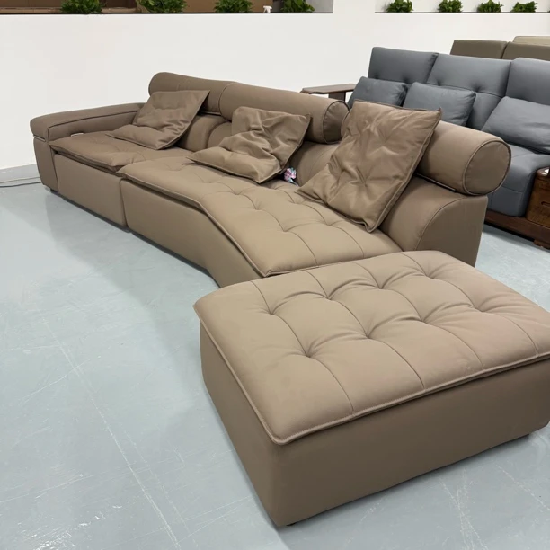 现代极简风弧形沙发