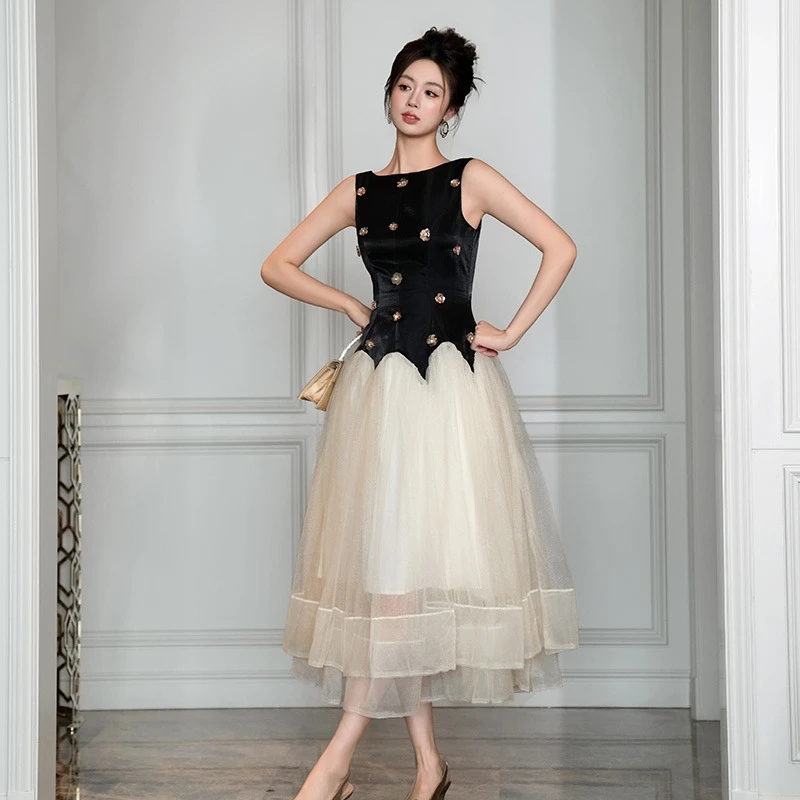 海边度假连衣裙女夏季新款高级感法式拼接无袖收腰显瘦黑色大摆裙