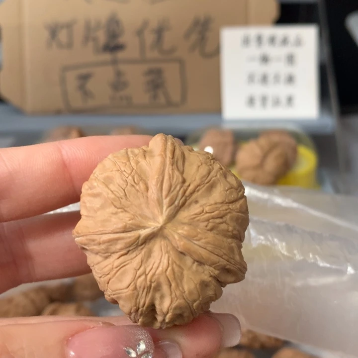 清***月吊坠文玩核桃异形单只，有瑕疵