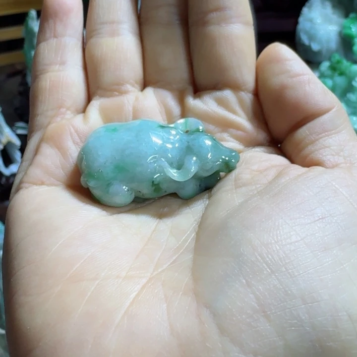 翡翠把件未镶嵌牛气冲天