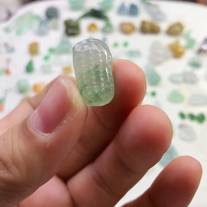 翡翠未镶嵌颈饰花生