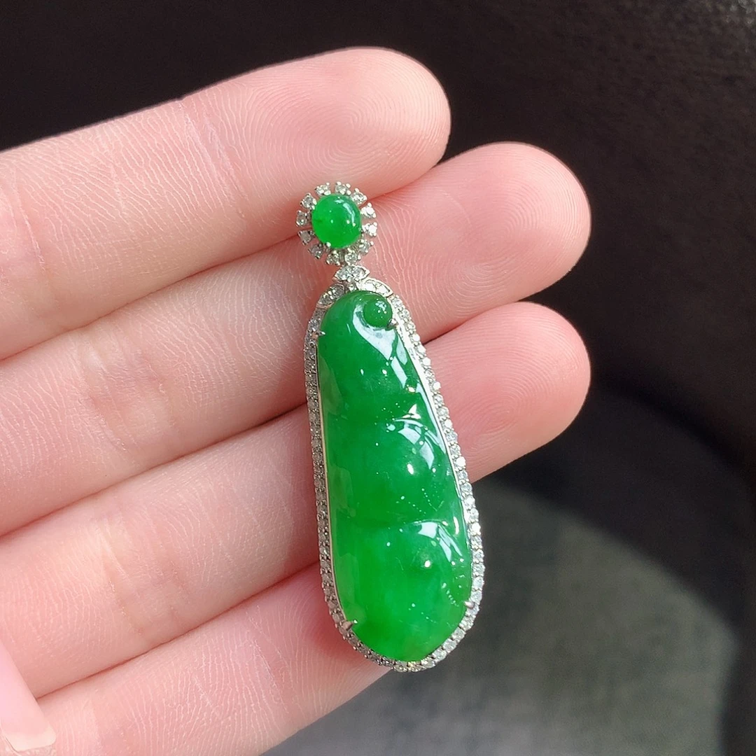 颈饰18K金镶嵌翡翠