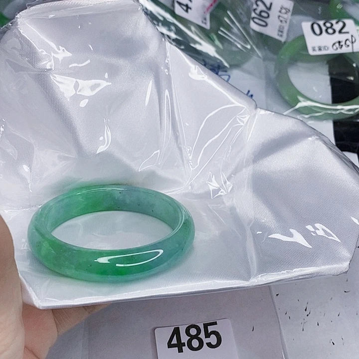 翡翠未镶嵌手镯一图一物实物为准（微瑕处理）