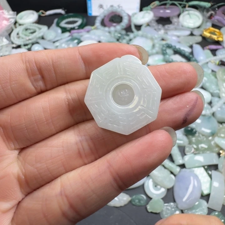 翡翠未镶嵌吊坠(赠链)八卦