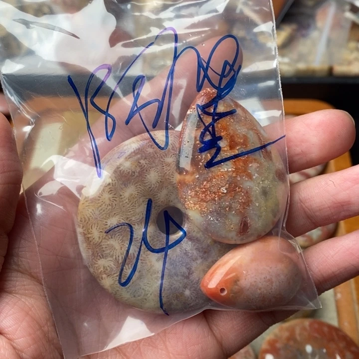 硅化玉颈饰足金镶嵌?****?