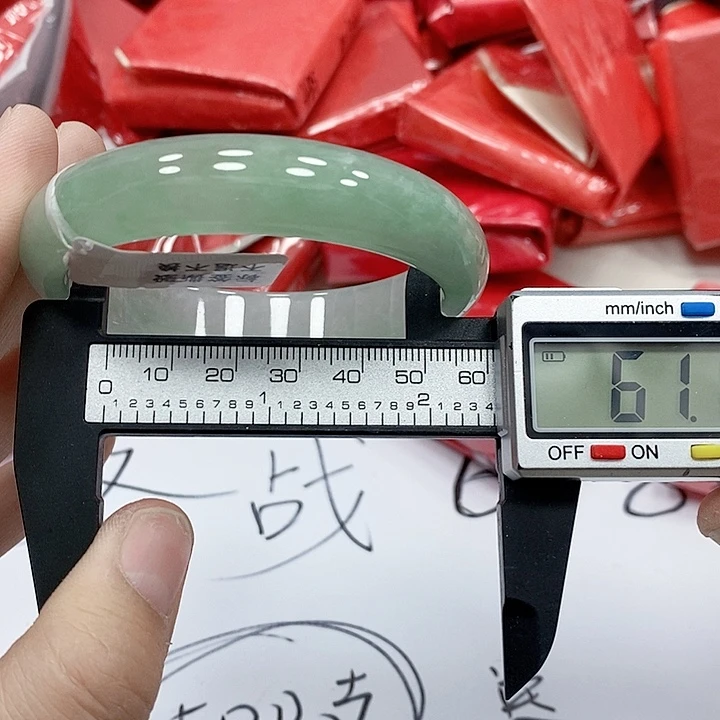 翡翠手镯未镶嵌217。