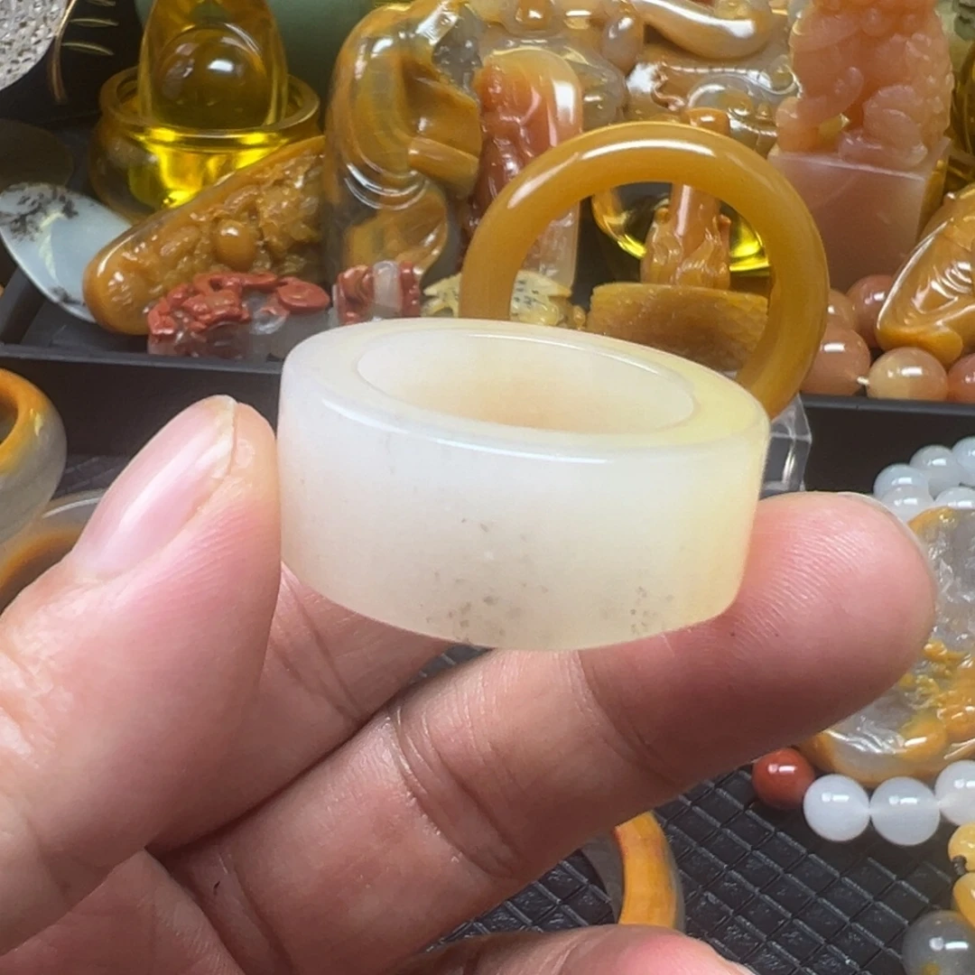 石英质玉未镶嵌颈饰