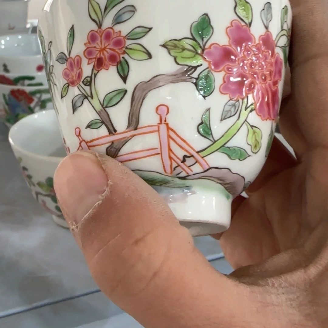 瓷片瓷器上还有一些花纹较小而且