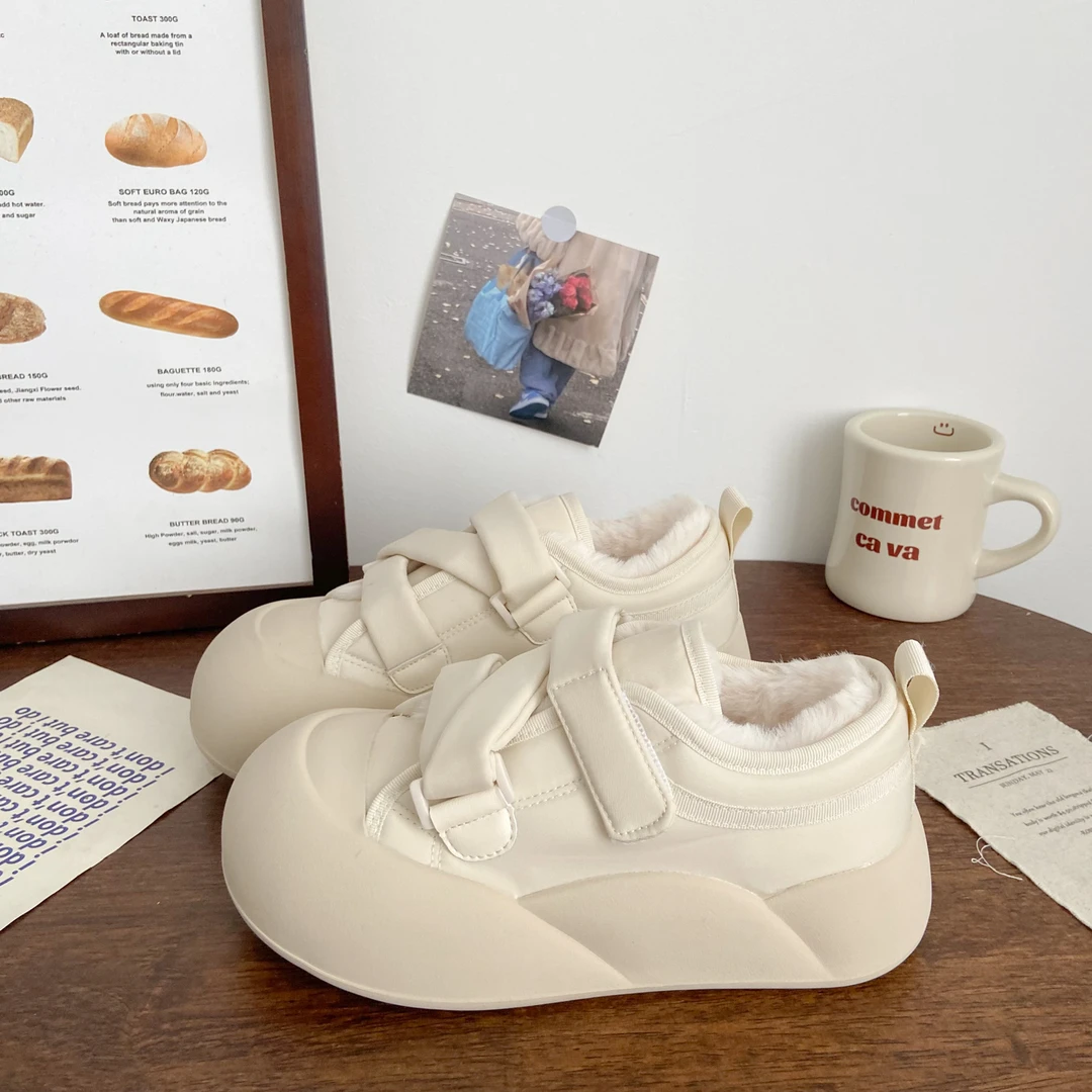啄木鸟奶油加绒小白鞋女丑萌冬季新款面包鞋小众棉鞋百搭板鞋子