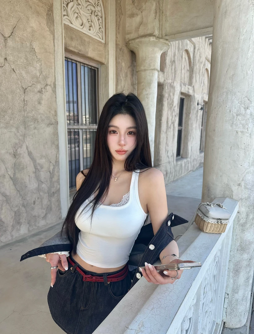 【舒适fur】基础好穿！薄瘦掐腰曲线感复古U领花边针织挂脖背心