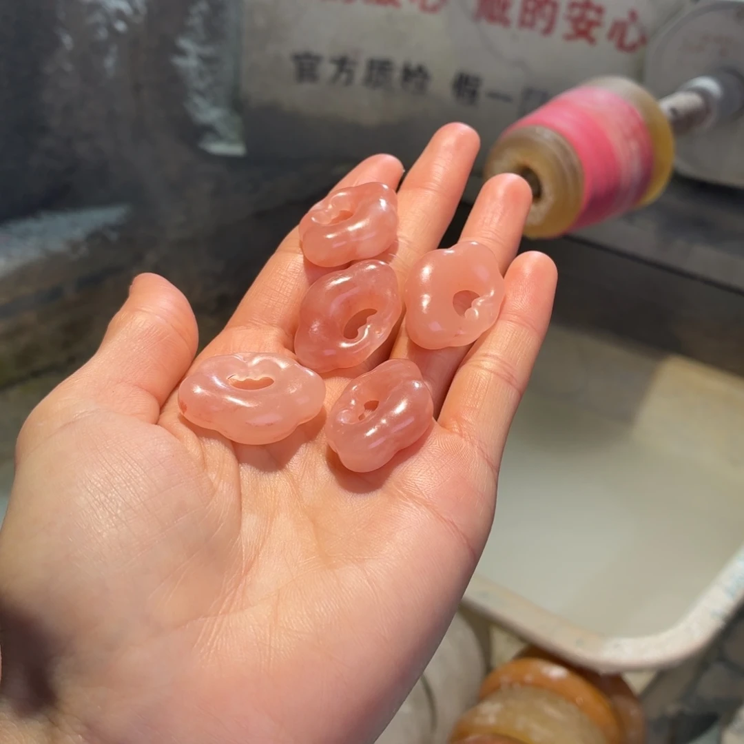 石英质玉未镶嵌手镯随机发其一