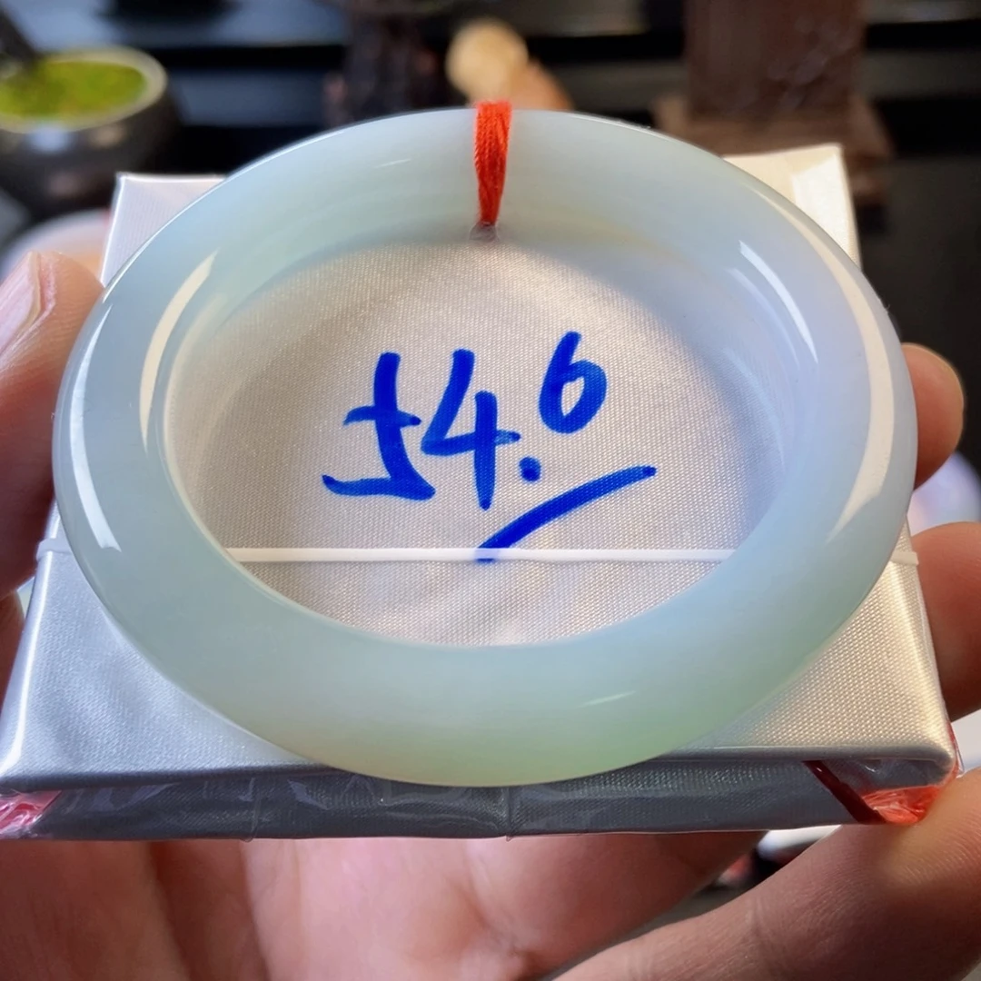 翡翠未镶嵌手镯9、胶圆条