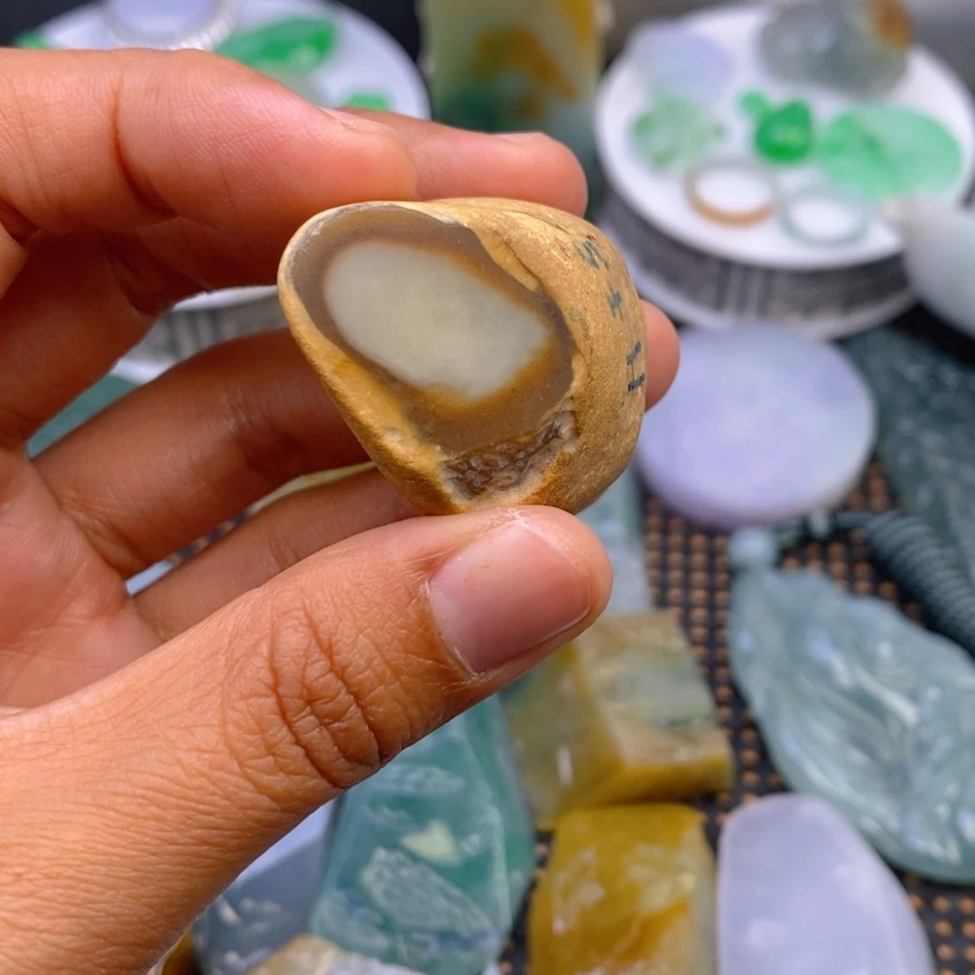 翡翠颈饰未镶嵌翡翠