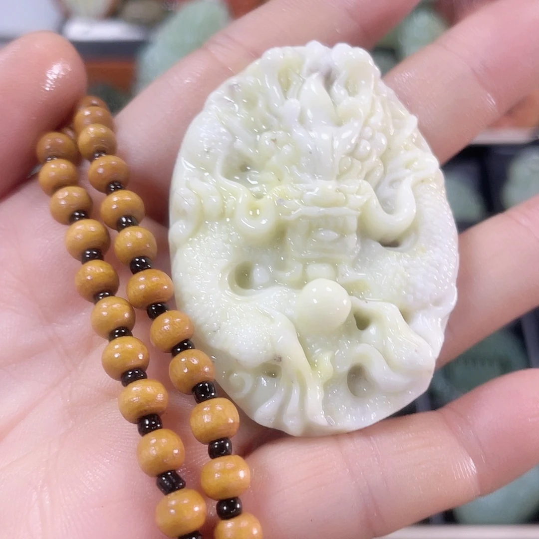 蛇纹石玉颈饰未镶嵌