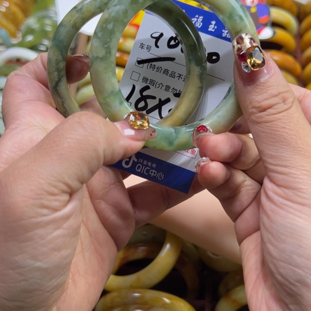 默***：蛇纹石玉未镶嵌手镯