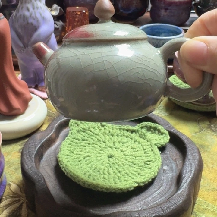 熠羽毛球的钧瓷壶