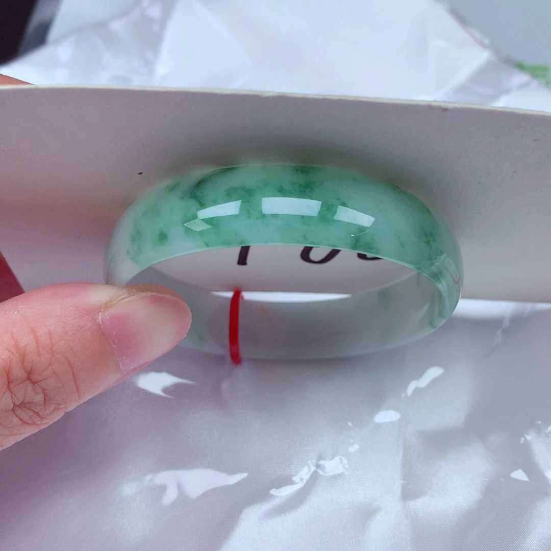翡翠手镯未镶嵌翡翠