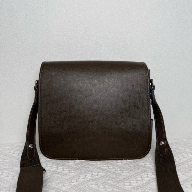 95新 LouisVuitton/路易威登 4224/男士时尚百搭棕色全皮斜挎包