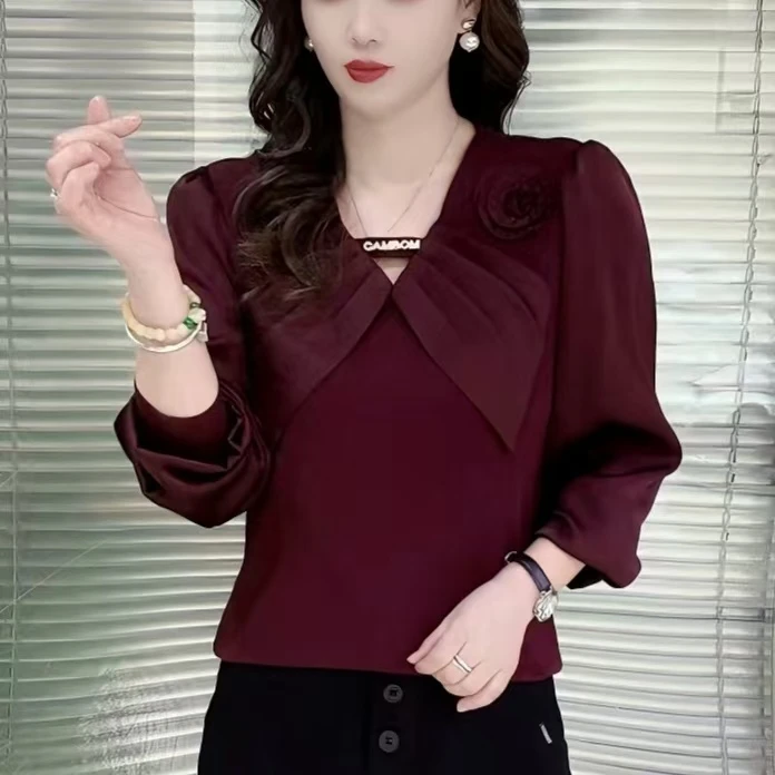 609款 春款时尚韩版高档V领拼缎面袖一朵花百搭遮肚女士长袖上衣