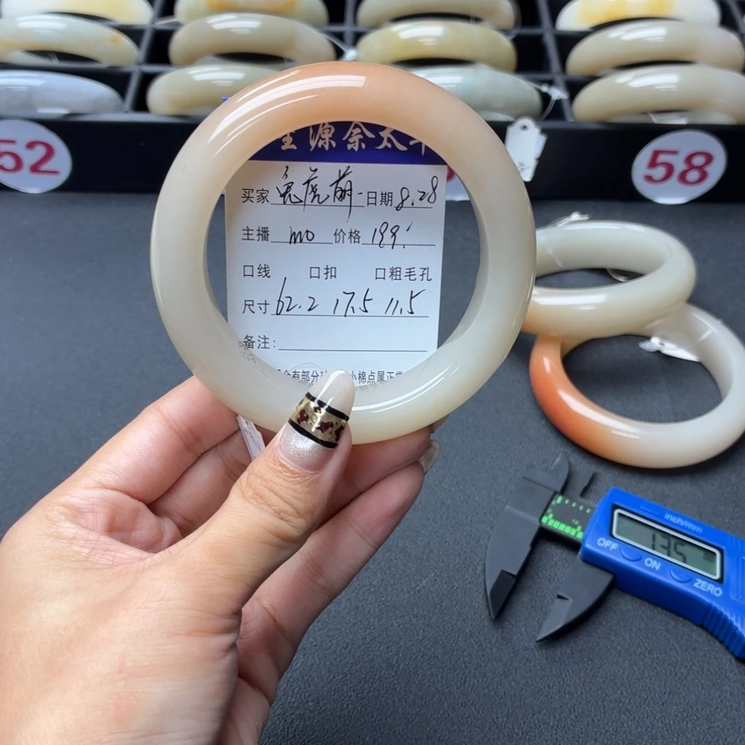 兔***萌未镶嵌手镯石英质玉