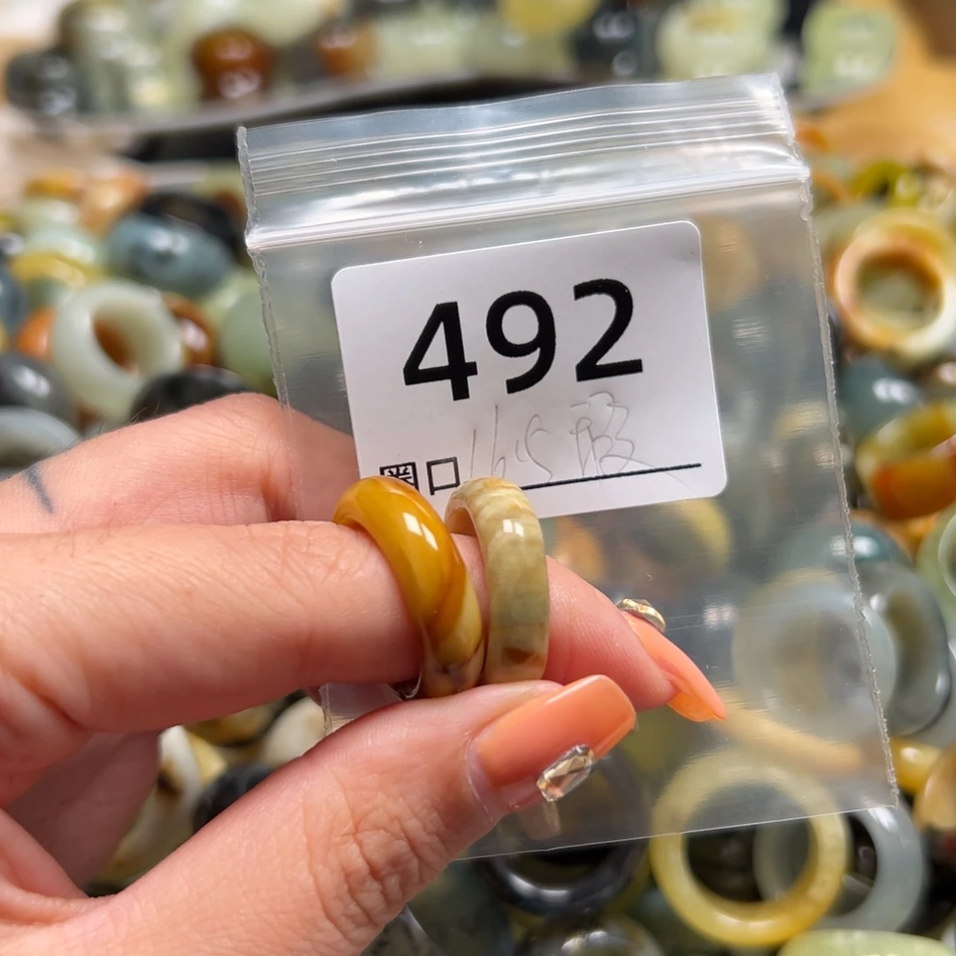 王***一蛇纹石玉未镶嵌戒指