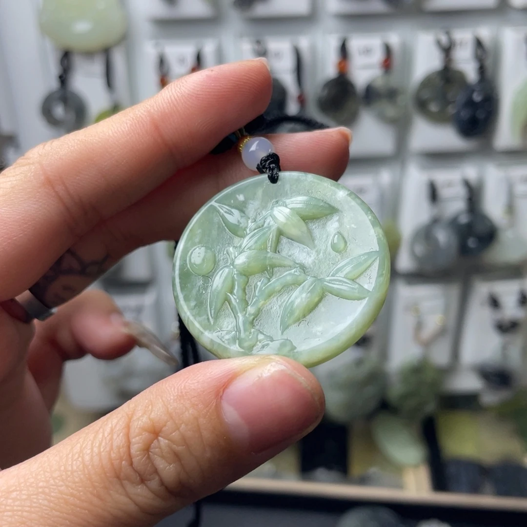 岫玉颈饰未镶嵌?*竹子