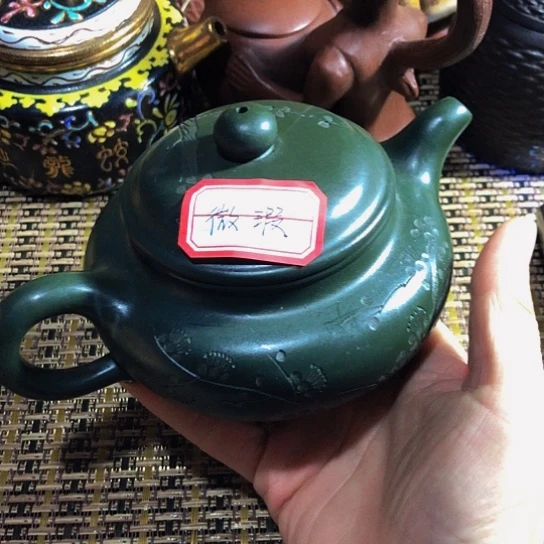 紫砂茶壶原矿泥料手工制作的紫砂壶。