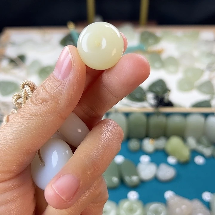 L***菜和田玉未镶嵌颈饰