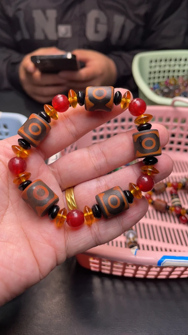 B187   直切磨砂红黑三眼玛瑙手串