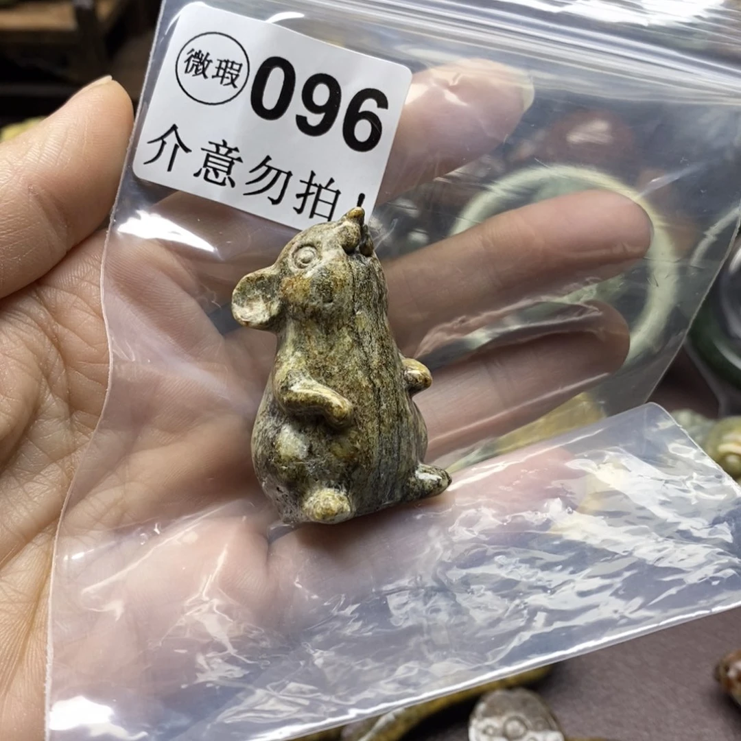 未镶嵌岫岩河磨玉（透闪石质玉）把件