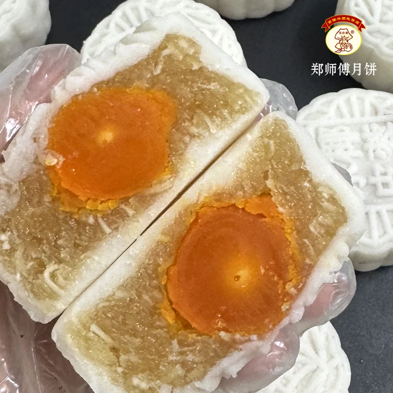吉隆郑师傅月饼正宗广式冰皮月饼手工蛋黄豆沙莲蓉叉烧伍仁铁盒