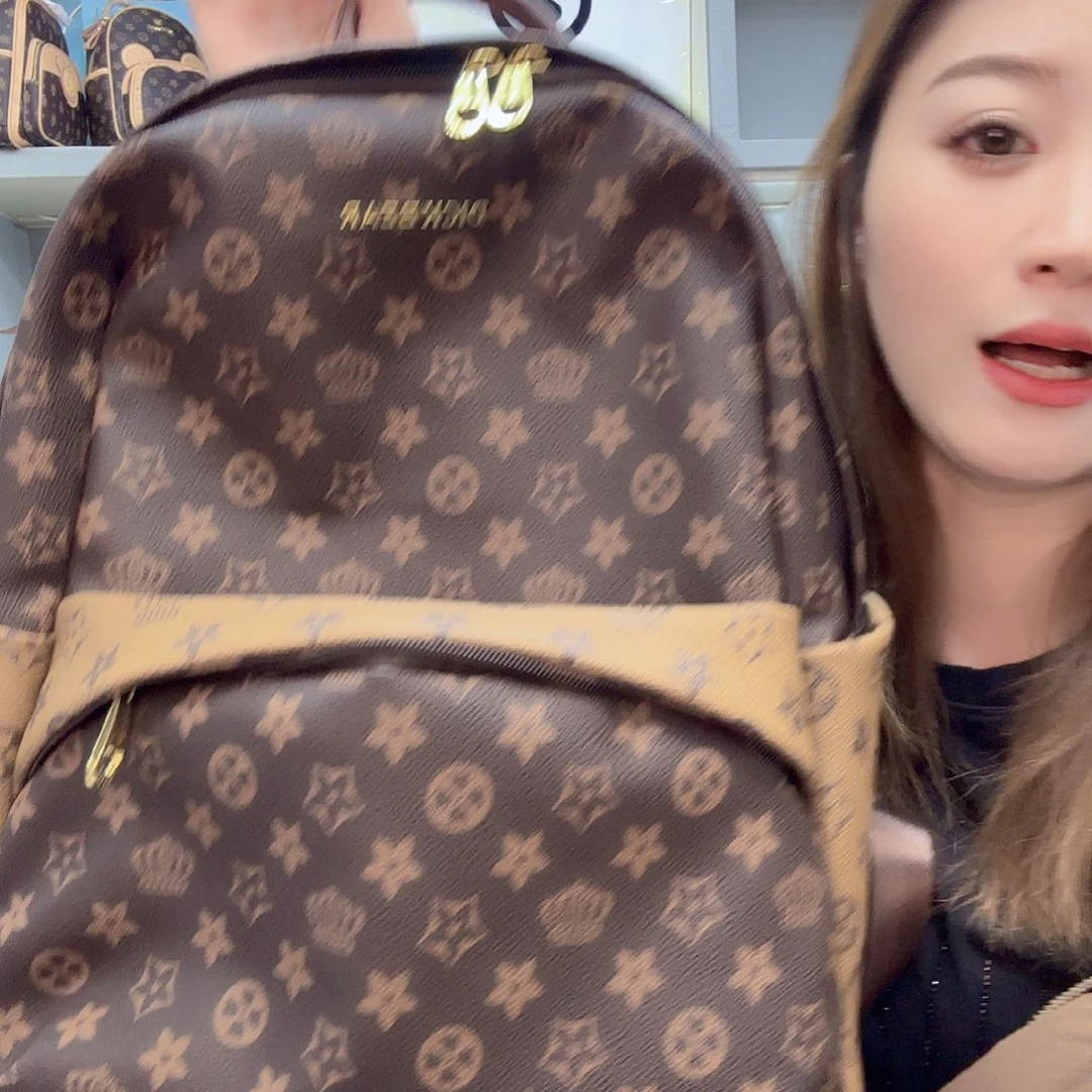 PVC9851梅花咖撞色大号双肩包