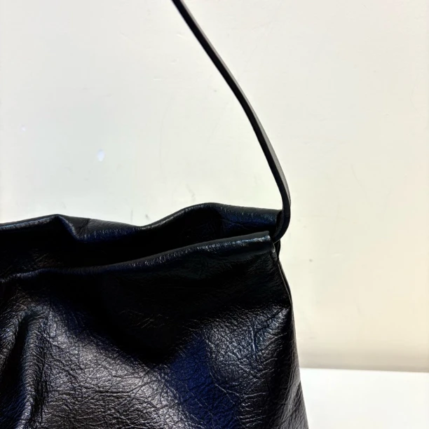 58237 黑色银标，爆裂纹牛皮单肩包，尺寸：35×30cm